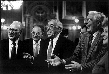 Leon Zelman is honoured, photograph © Harry Weber